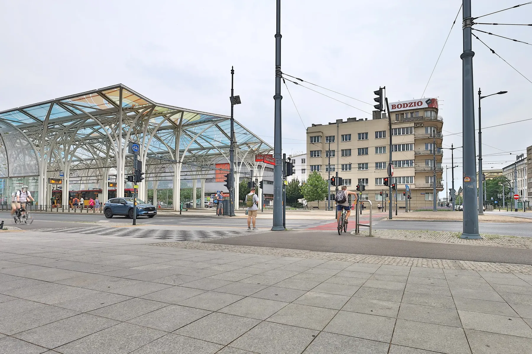Przystanek Piotrkowska Centrum w Łodzi - witrażowy dach i modernistyczna kamienica