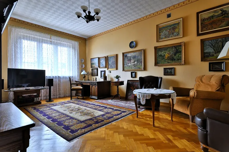 Salon z galerią obrazów i wykuszem w starej kamienicy